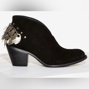 NIB black suede Matisse Understated Double Jay bootie 8.5